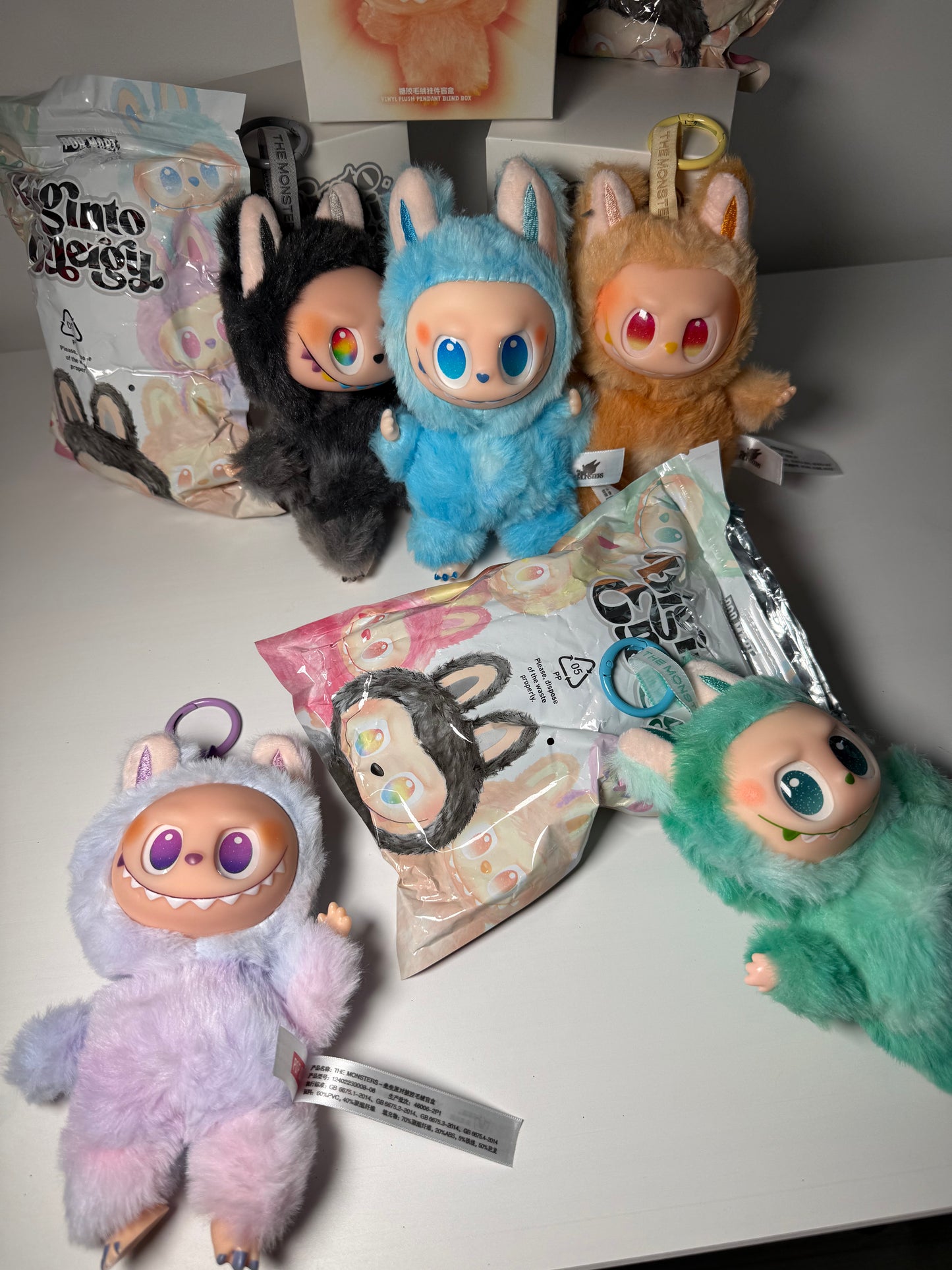 LABUBU Big Into Energy Mystery Box accesoriu