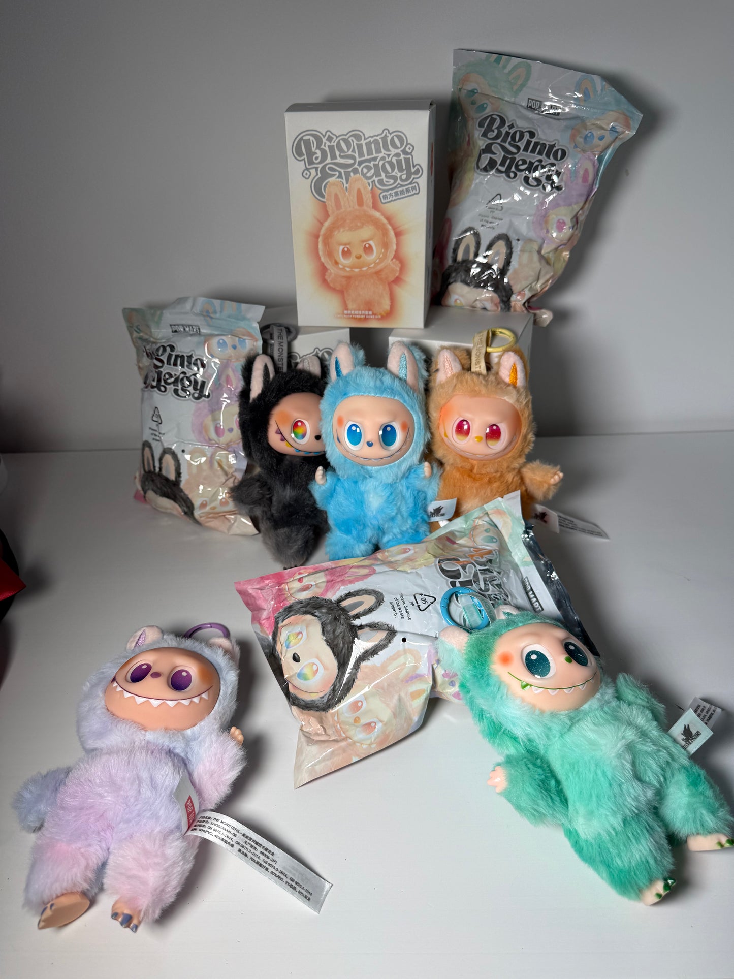 LABUBU Big Into Energy Mystery Box accesoriu